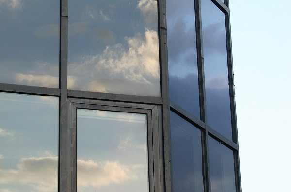 Silberfolie für Fenster: starker Hitzeschutz von außen 