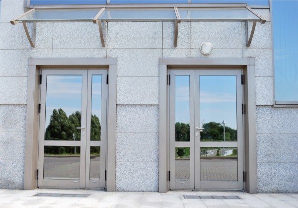 Gebäudeaußenwand mit zwei verspiegelten Glastüren