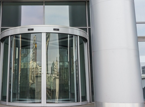 Eingangsbereich eines Gebäudes mit einer Drehtür aus Glas