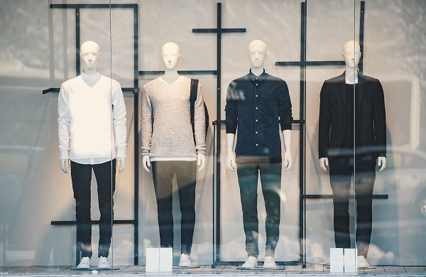 Schaufenster mit vier Puppen auf der Scheibe befindet sich UV-Schutzfolie