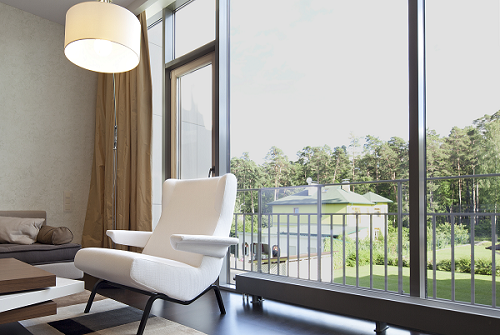 UV Schutzfolie auf Fensterfront im Wohnbereich