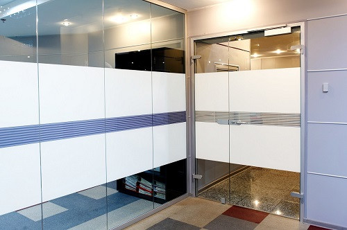 Sichtschutzfolie an Glasfront