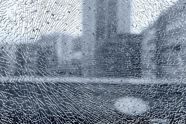 Nahaufnahme einer gebrochenen Glasscheibe