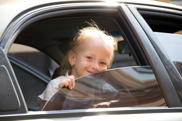 Kind das aus einem Autofenster schaut