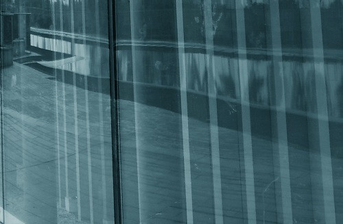 Nahaufnahme einer Fensterscheibe mit leicht getönter Sonnenschutzfolie