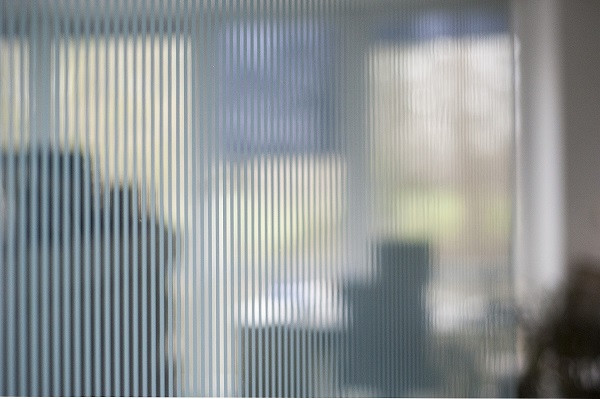 Sichtschutzfolie an Glastrennwand mit Streifen